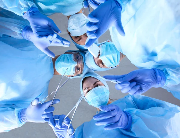 Teamchirurg aan het werk in de operatiekamer. — Stockfoto