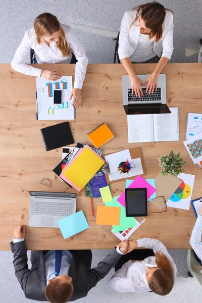 Affärsmän som sitter och diskuterar på affärsmöte, i ämbetet — Stockfoto