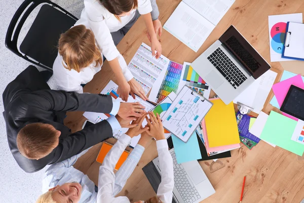 Equipo empresarial con las manos juntas - conceptos de trabajo en equipo — Foto de Stock