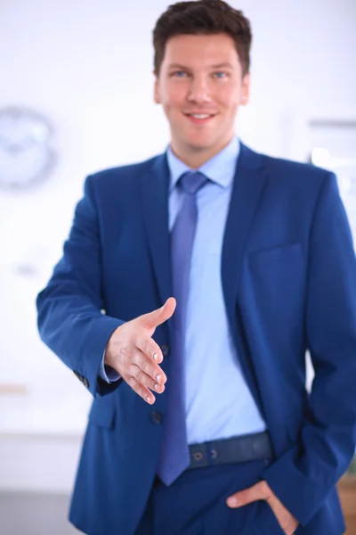 Conceito de negócios e escritório - homem de negócios bonito com a mão aberta pronta para aperto de mão — Fotografia de Stock