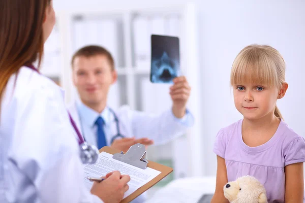 Médico femenino examinando a un niño con estetoscopio en cirugía — Foto de Stock