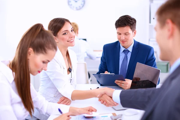 Gente de negocios dándose la mano, terminando una reunión, en la oficina —  Fotos de Stock