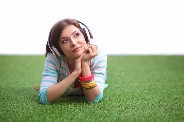 Mujer escuchando la música —  Fotos de Stock