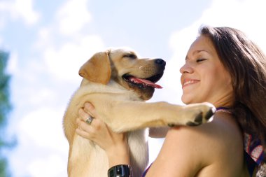 köpeğini açık havada dinlenme ile kız