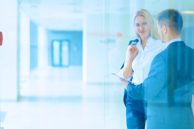 Başarılı iş takım ayakta Office gülümseyen