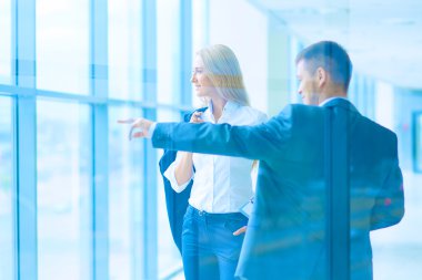 Başarılı iş takım ayakta Office gülümseyen