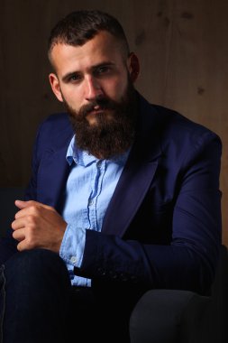koyu arka plan üzerinde izole sofa ofis lobisinde oturan işadamı