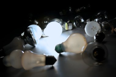 Masanın üzerinde parlak ampul