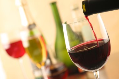 Bir bardak şarap ve bir şişe