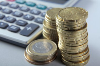 Bozuk paralar ve hesap makinesi masanın üstünde.