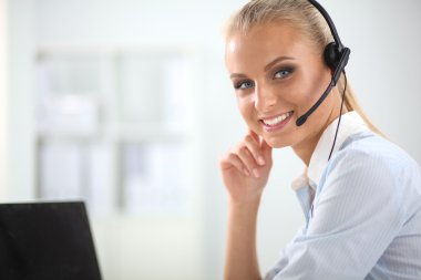 Ofiste oturan bir müşteri hizmetleri ajanının yakın plan portresi.