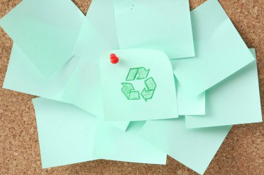 Üzerinde notlar olan mantar tahtası, geri dönüşüm işareti