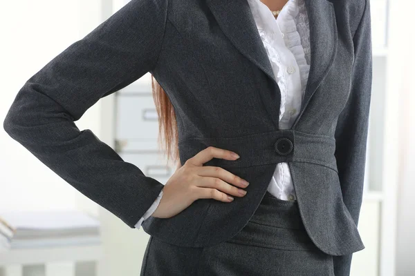 Attraktive junge Geschäftsfrau steht neben Schreibtisch im Büro — Stockfoto