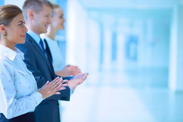 Glimlachende zakenmensen applaudisseren voor een goede presentatie op kantoor — Stockfoto