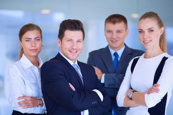 Sonriente equipo de negocios exitoso de pie en la oficina —  Fotos de Stock