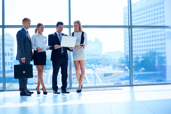 Groep zakenmensen doet presentatie met laptop tijdens vergadering — Stockfoto