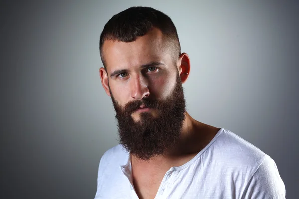 Retrato de homem bonito em pé, isolado sobre fundo cinza — Fotografia de Stock