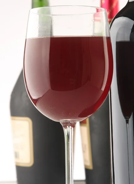 Ein Glas Wein und eine Flasche — Stockfoto