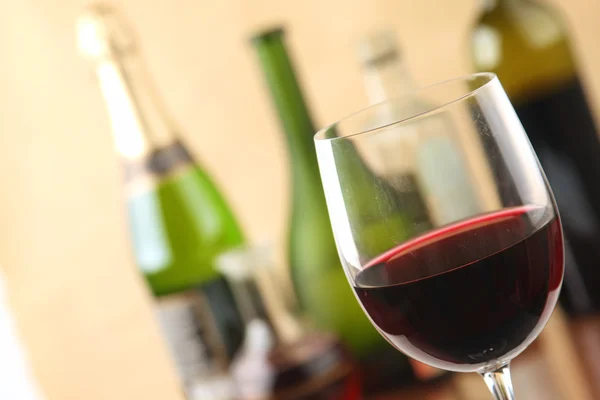 Ett glas vin och en flaska — Stockfoto