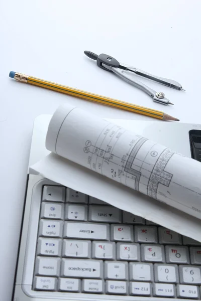 Arkitekturen blueprint och verktyg på skrivbordet — Stockfoto