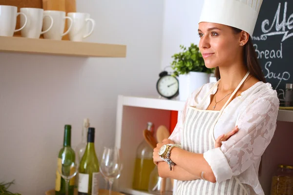 Retrato de mujer chef con uniforme en la cocina — Foto de Stock
