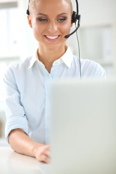 Retrato de primer plano de un agente de servicio al cliente sentado en la oficina — Foto de Stock