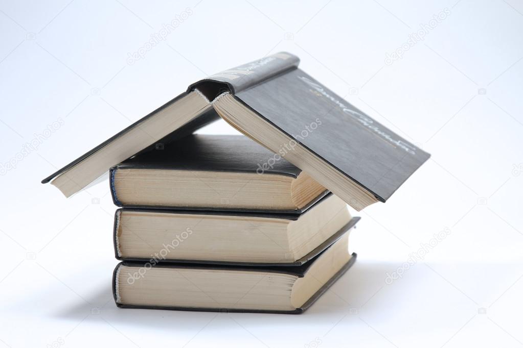 Maison Faite Avec Des Livres Empiles Sur Fond Blanc Image Libre De Droit Par Lenets Tatsiana C Maison Faite Avec Des Livres Empiles Sur Fond Blanc Image Libre De Droit Par Lenets Tatsiana C