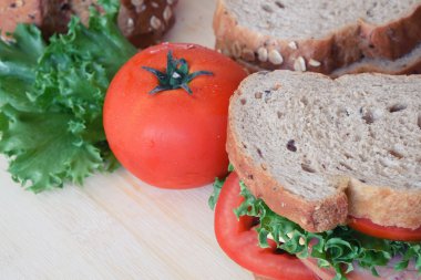 Jambonlu sandviç ve kepekli ekmek