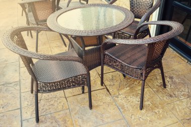 Akşam güneşi ışık ile hasır yapılan koltuk takımı