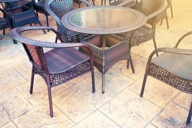 Akşam güneşi ışık ile hasır yapılan koltuk takımı