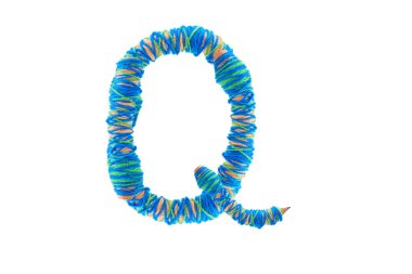 Harf Q logosunu görmeniz gerekir. Kalem gelen alfabe logo / Eğitim sembolü.