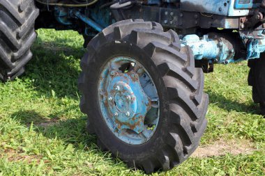 Eski bir traktörün tekerleği..