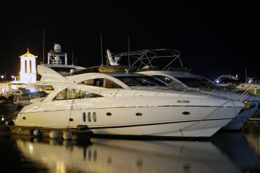 Sochi, Rusya - 2 Kasım 2019: Geceleri limanda pahalı yatlar ve tekneler. Yatlar limana demirlemiş..