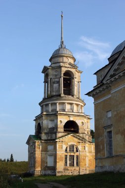 Gökyüzüne karşı eski taş kilise.