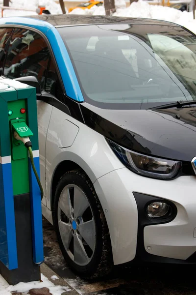 Carro Elétrico Moderno Cobrado Estacionamento Inverno Conceito Condução Carros Elétricos — Fotografia de Stock