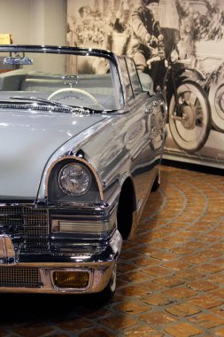 Moskova, Rusya - 26 Şubat 2021: Sovyet otomobili GAZ-14 The Seagull - müzedeki eski gri yönetici arabası.