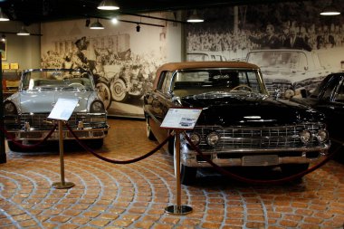 Moskova, Rusya - 26 Şubat 2021: Müzedeki Sovyet lüks arabaları. Sergide nadir bulunan klasik arabalar..