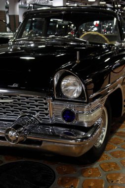 Moskova, Rusya - 26 Şubat 2021: Sovyet otomobili GAZ-14 The Seagull - Müzedeki eski bir siyah yönetici arabası.