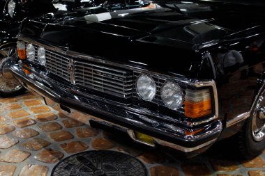 Moskova, Rusya - 26 Şubat 2021: Sovyet otomobili GAZ-14 The Seagull - Müzedeki eski bir siyah yönetici arabası.