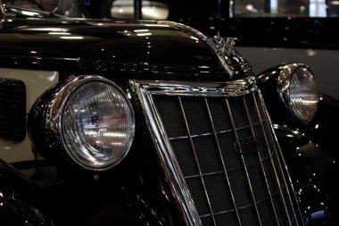 Moskova, Rusya - 26 Şubat 2021: Müzedeki klasik Audi arabası. Eski arabaların sergisi.