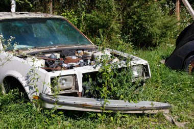 Eski terk edilmiş paslı araçlar, hurdalıkta ezilmiş arabalar. Arabalar geri dönüşüm konsepti.