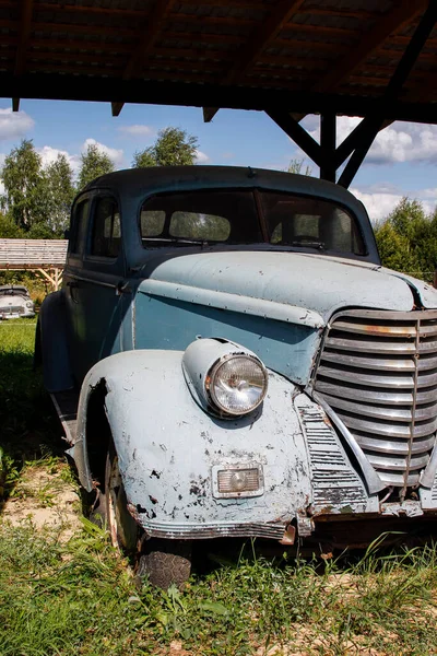 Stary Niebieski Zardzewiały Samochód Jest Opuszczony Klasyczny Samochód Wymaga Renowacji — Zdjęcie stockowe