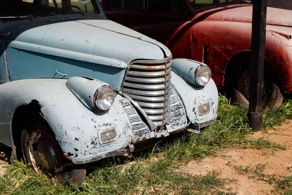 Stary Niebieski Zardzewiały Samochód Jest Opuszczony Klasyczny Samochód Wymaga Renowacji — Zdjęcie stockowe