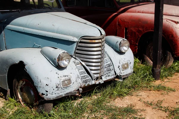 Viejo Coche Azul Oxidado Está Abandonado Coche Clásico Requiere Restauración — Foto de Stock