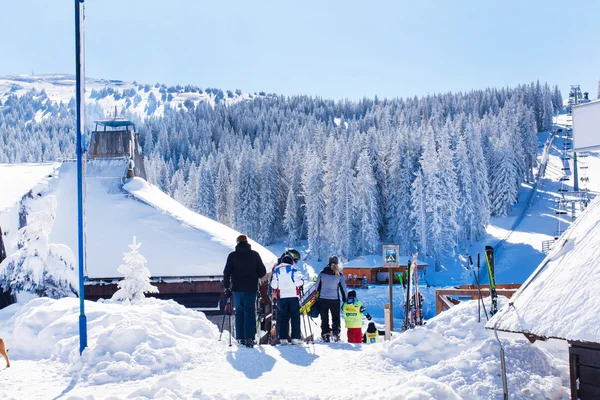 Visa av skidorten Kopaonik, Serbien, människor, bergen — Stockfoto