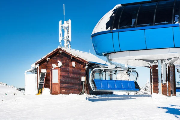 Ski resort bild med stollift och höga station — Stockfoto