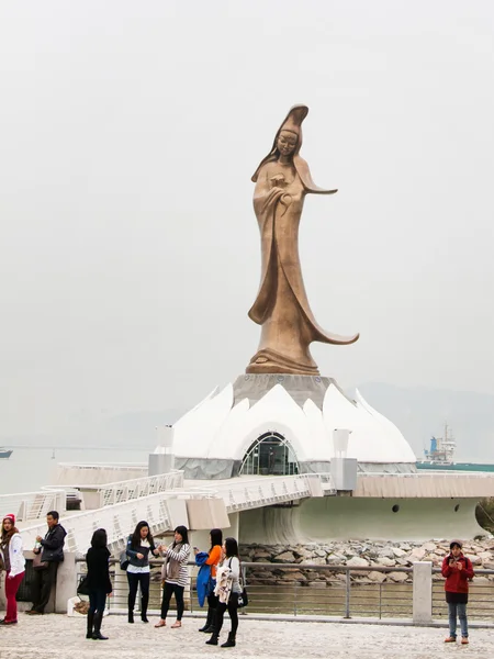 Les gens près de Kun Iam statue de Guanyin à Macao — Photo