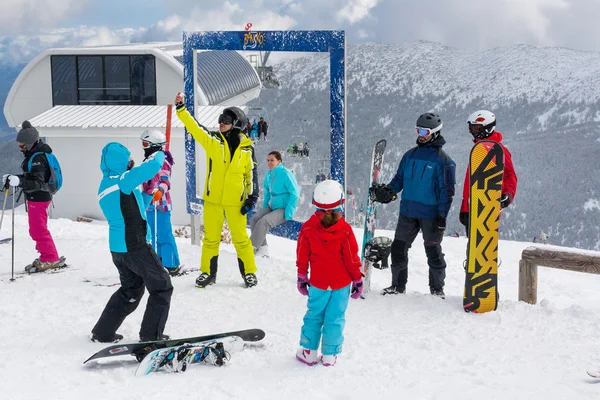 Skigebied, mensen die foto's op het bovenste station, Bansko, Bulgarije — Stockfoto