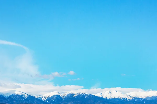 Berggipfel und blauer Himmel mit Wolken Hintergrund — Stockfoto