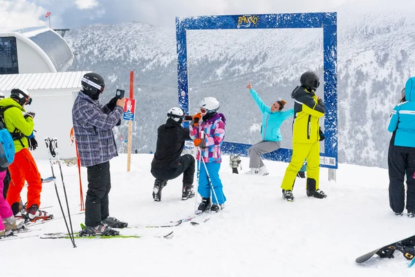Ski resort, people taking photoes at upper station, Bansko, Bulgaria — Stock Photo, Image